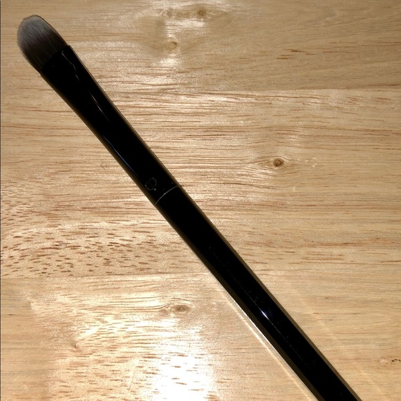 cle de peau concealer brush